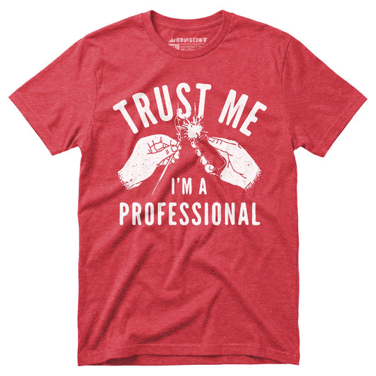 Trust Me I'm a Professional - Unisex T-Shirt in Heather Red